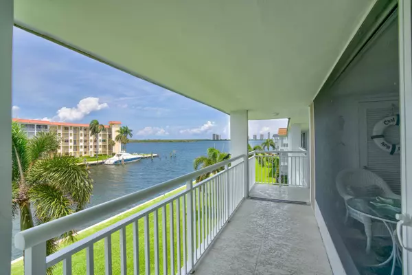 North Palm Beach, FL 33408,111 Shore CT 304