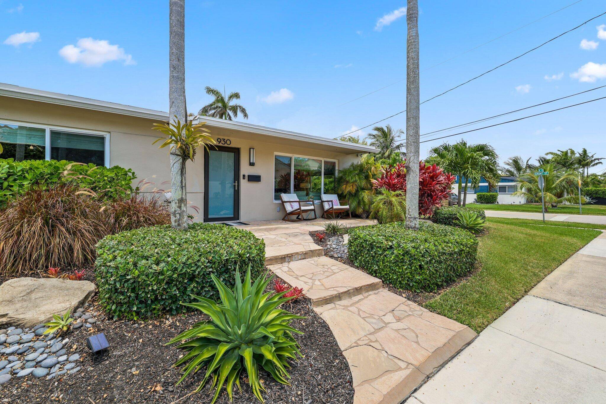Hollywood, FL 33019,930 N 11th CT