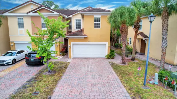 905 Pipers Cay DR, West Palm Beach, FL 33415