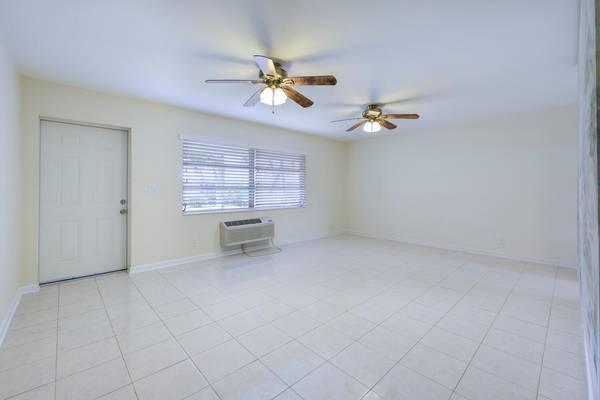 Lantana, FL 33462,728 Ridge RD 21