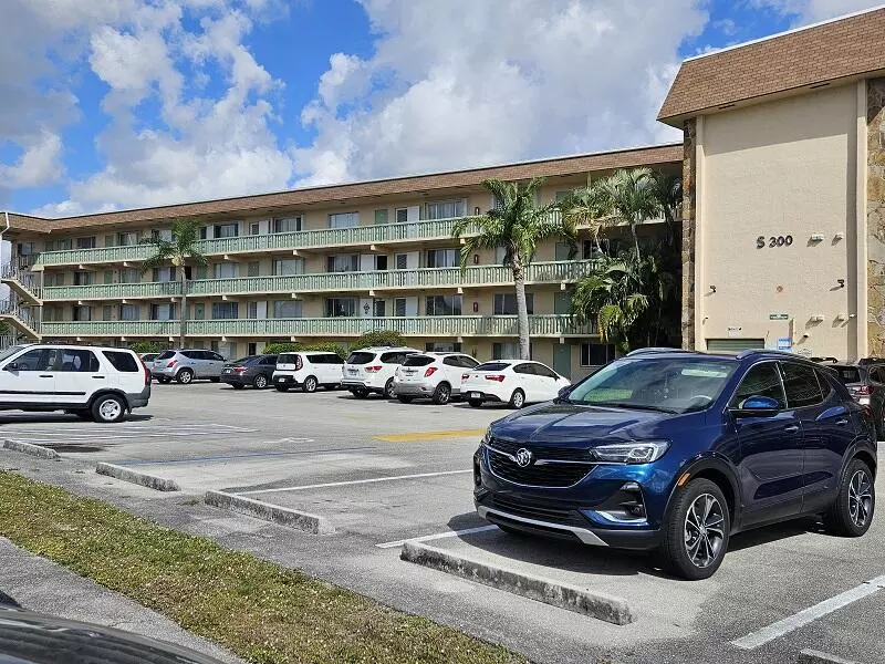 Palm Springs, FL 33461,300 S Village Green CIR 209
