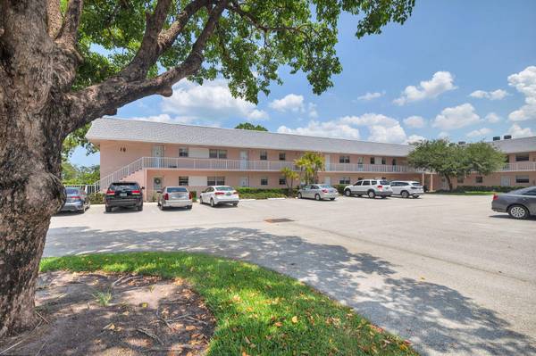 Tequesta, FL 33469,18081 SE Country Club DR 98-10