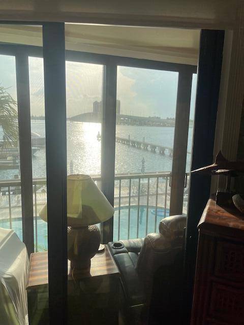 Palm Beach Shores, FL 33404,220 Lake DR 204