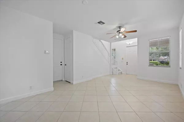 Palm Beach Gardens, FL 33410,605 Castle DR