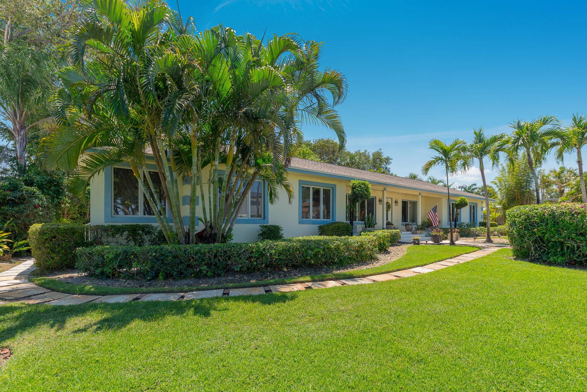 Stuart, FL 34994,818 SE Riverside DR