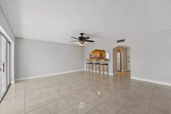 Palm Springs, FL 33461,719 Lori DR 211