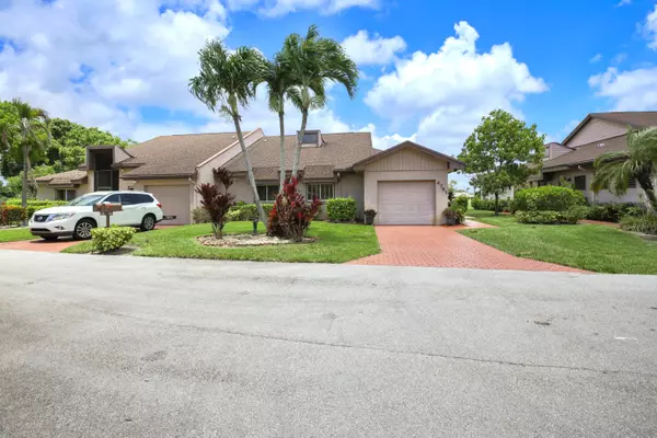 4761 S Fountains DR, Lake Worth, FL 33467