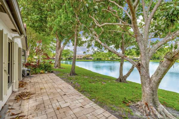 Deerfield Beach, FL 33442,639 Lake Pointe LN