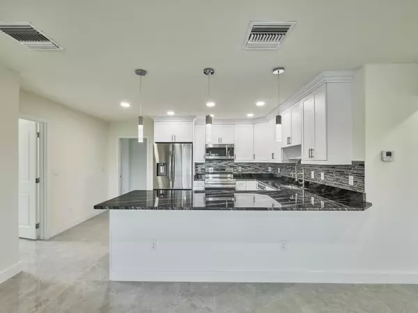 215 SW 8th AVE Boynton Beach, FL 33435