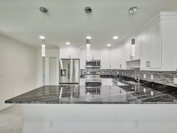 215 SW 8th AVE Boynton Beach, FL 33435