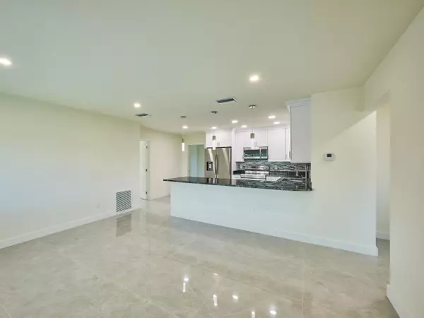 215 SW 8th AVE Boynton Beach, FL 33435