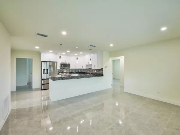 215 SW 8th AVE Boynton Beach, FL 33435