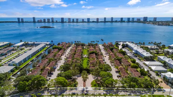 1050 Lake Shore DR 202, Lake Park, FL 33403