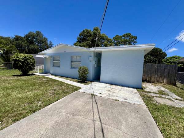 Fort Pierce, FL 34982,948 Kanner DR