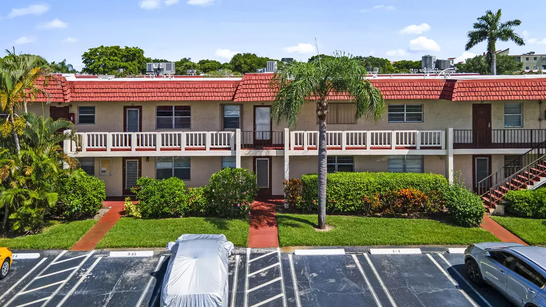 3 Abbey LN 106, Delray Beach, FL 33446