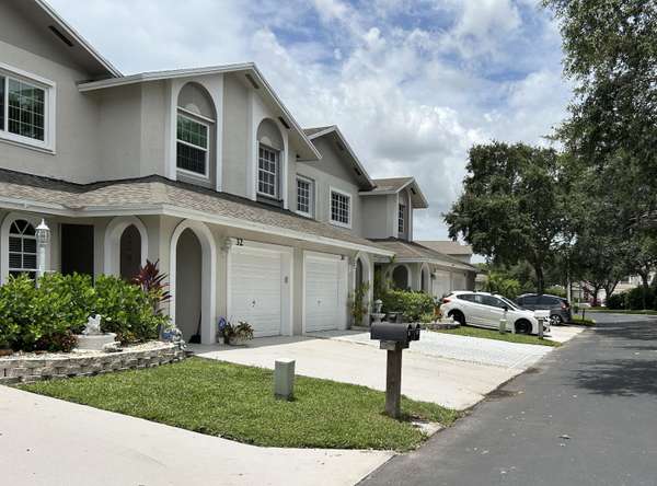 32 Desford LN, Boynton Beach, FL 33426