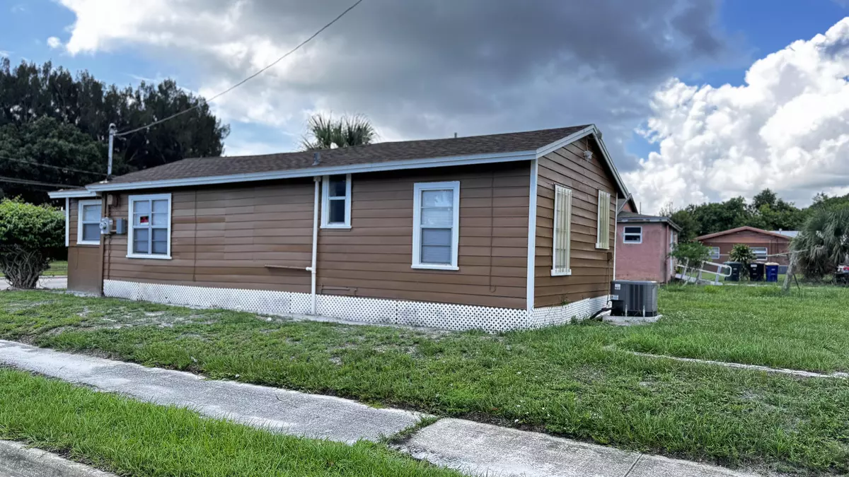 Fort Pierce, FL 34950,713 N 19th ST