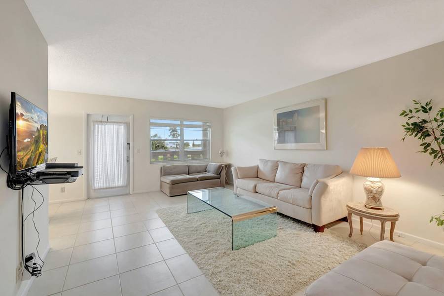 28 Fanshaw A, Boca Raton, FL 33434