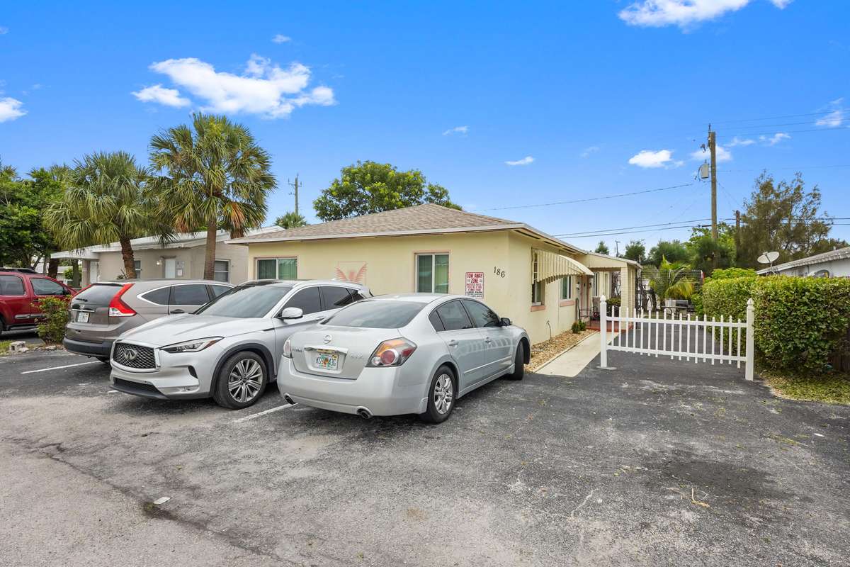 Riviera Beach, FL 33404,186 E 27th ST 1