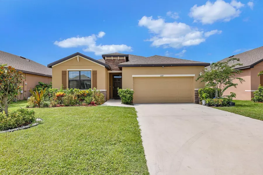 6247 NW Regent ST, Port Saint Lucie, FL 34983