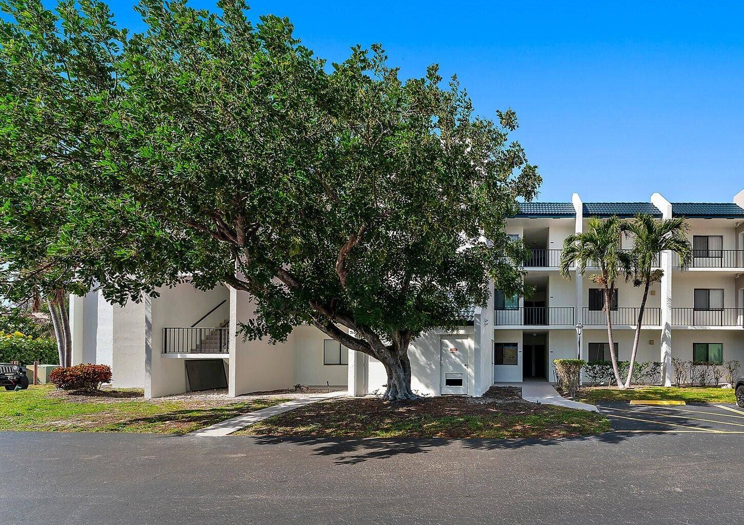 Jupiter, FL 33477,1605 S Us Highway 1 V6-104