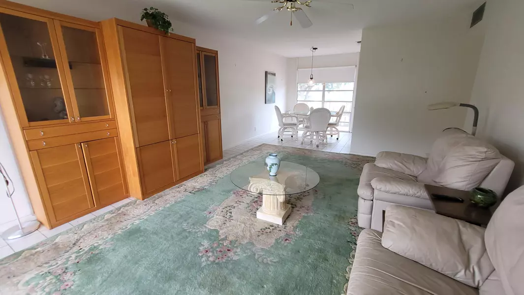 2 Golfs Edge F, West Palm Beach, FL 33417