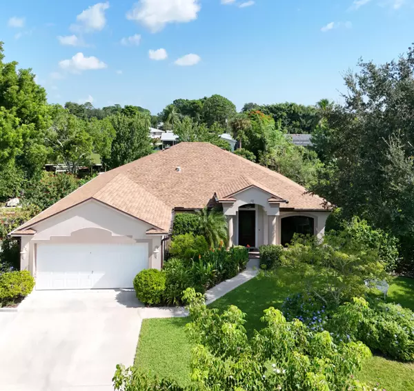 422 NE Camelot DR, Port Saint Lucie, FL 34983