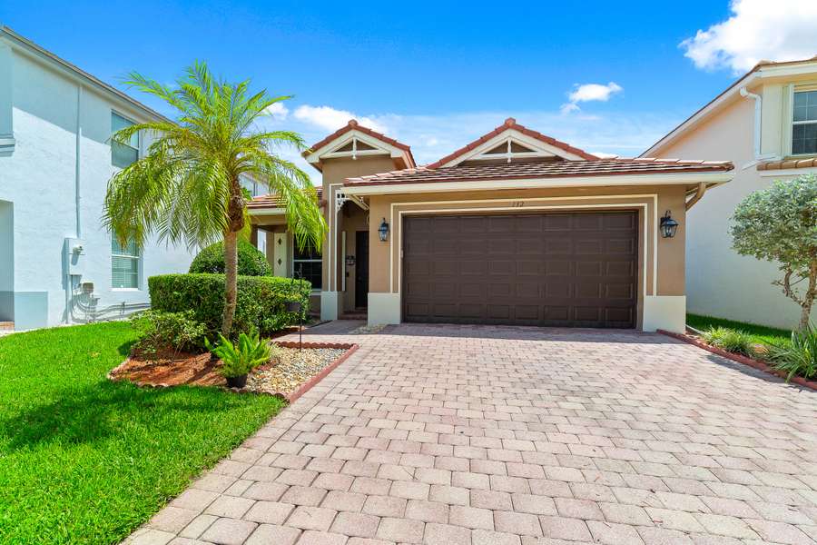 132 Belle Grove LN, Royal Palm Beach, FL 33411