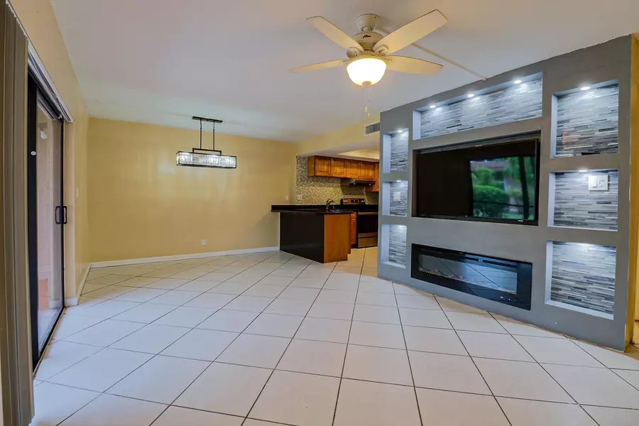 34 Seville CIR 4-50, Davie, FL 33324