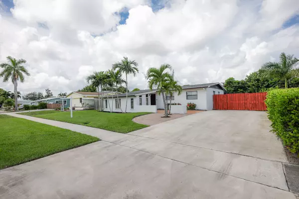 3323 Taconic DR, West Palm Beach, FL 33406