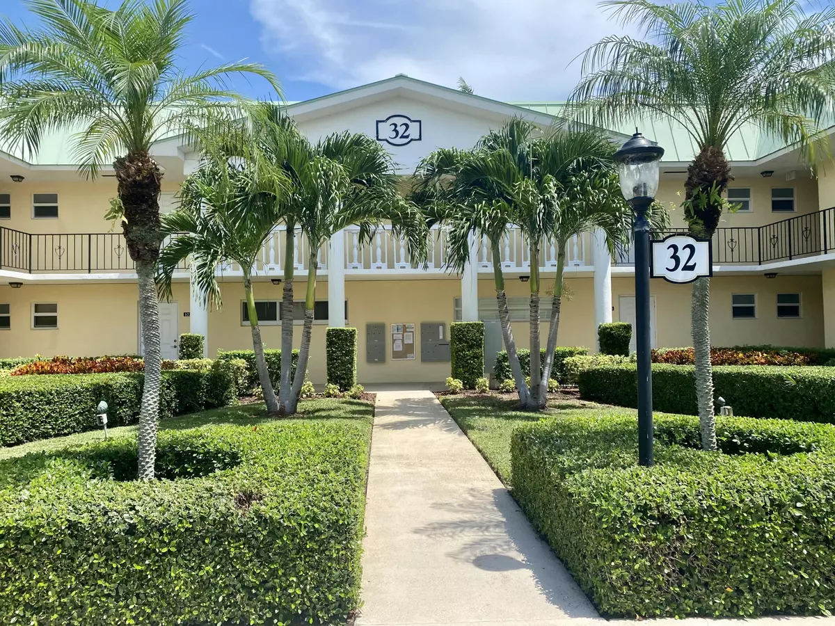 Boynton Beach, FL 33435,32 Colonial Club DR 102