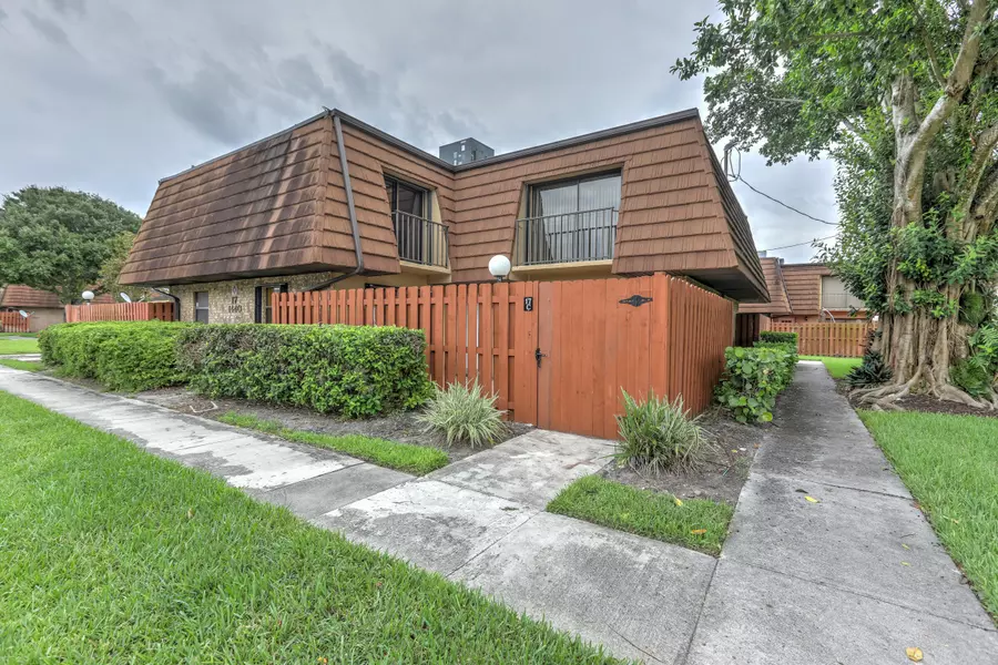 1440 N Lawnwood CIR 17c, Fort Pierce, FL 34950