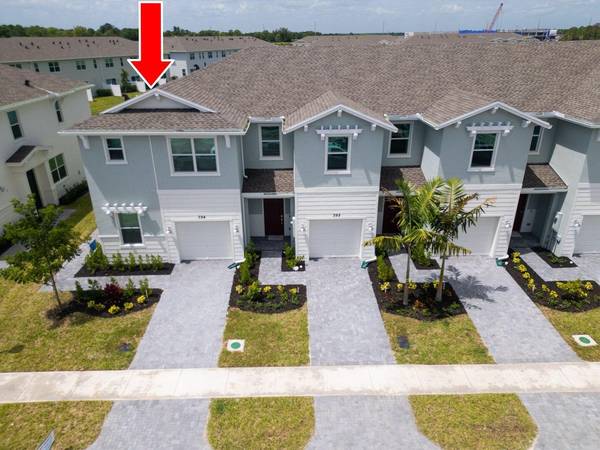 394 SE Crossoak LN, Port Saint Lucie, FL 34984