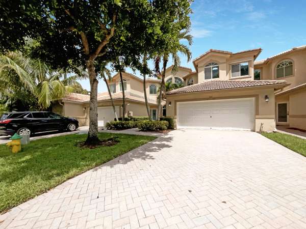 8109 S Madison Lakes CIR, Davie, FL 33328