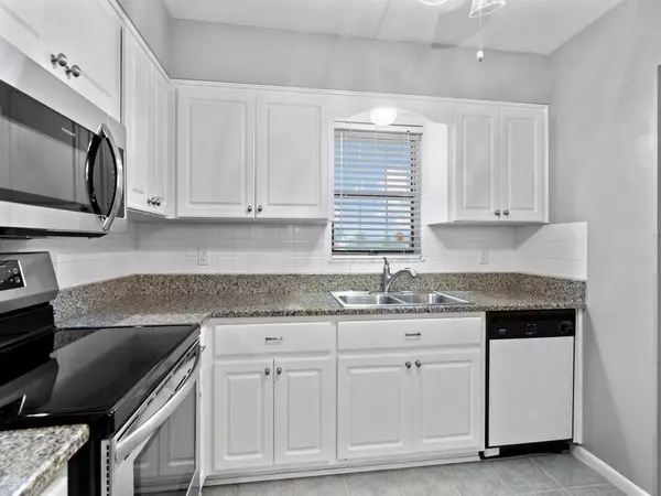 Vero Beach, FL 32960,2333 Indian River BLVD 305
