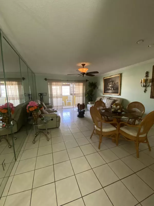 Palm Springs, FL 33461,715 Lori DR 302