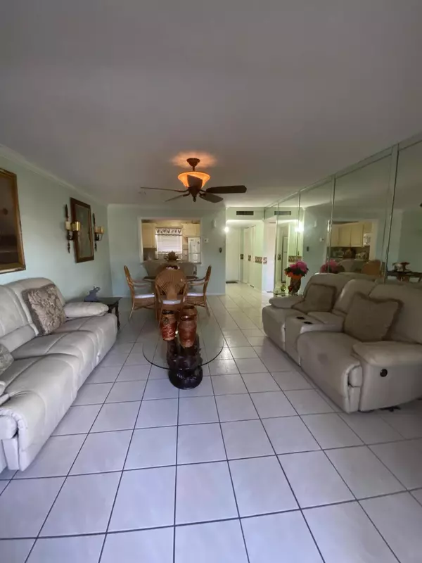 Palm Springs, FL 33461,715 Lori DR 302