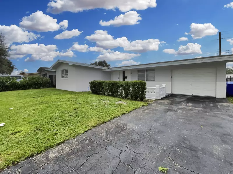 8660 NW 16th ST, Pembroke Pines, FL 33024