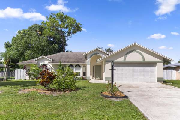 1926 SW Gold LN, Port Saint Lucie, FL 34953