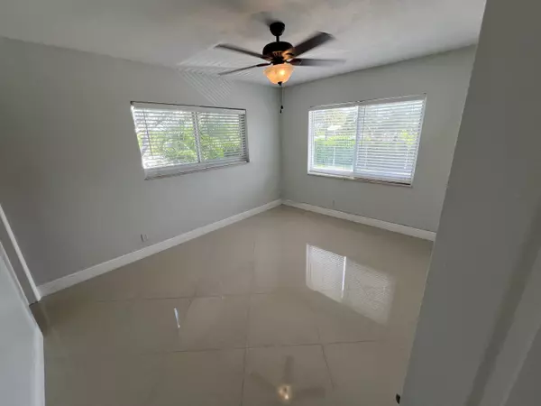 Fort Lauderdale, FL 33306,2901 Middle River DR 8