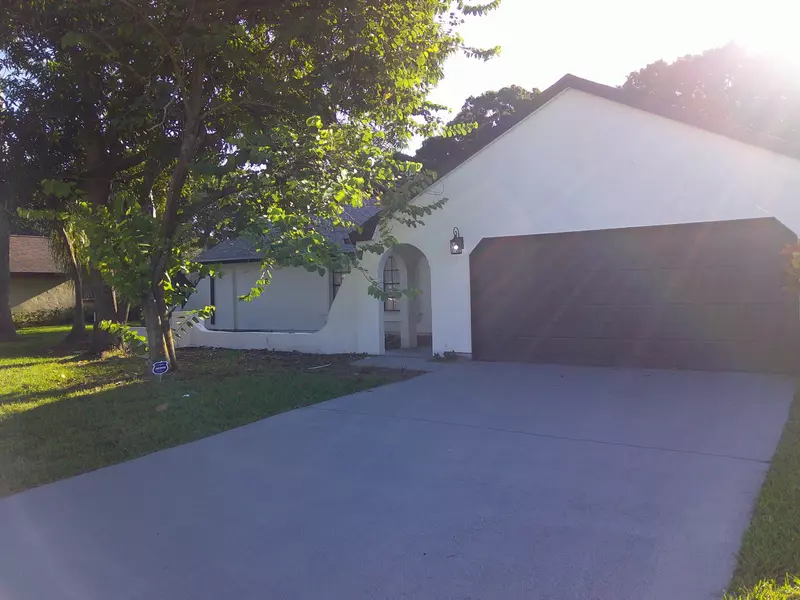 2433 SE Gowin DR, Port Saint Lucie, FL 34952