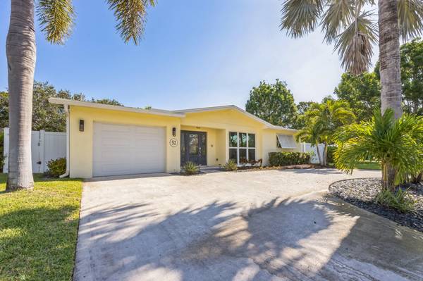 52 Azalea CIR, Tequesta, FL 33469