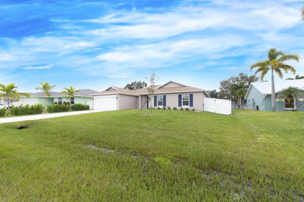 202 SW Aldoro PL, Port Saint Lucie, FL 34953