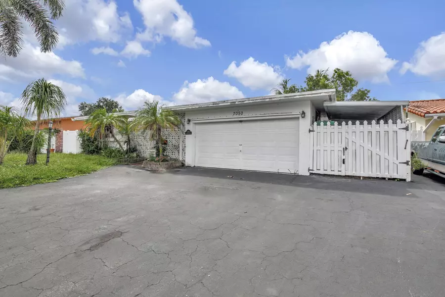 7050 SW 10th CT, Pembroke Pines, FL 33023