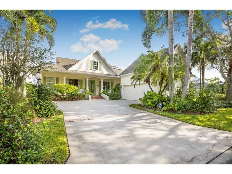 898 SW Carolina CIR, Vero Beach, FL 32962