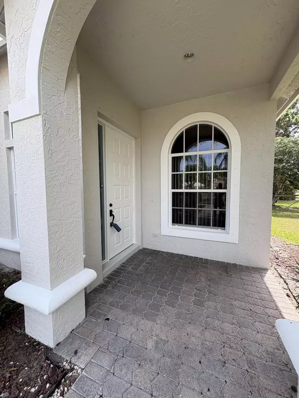 Port Saint Lucie, FL 34986,565 SW New Castle CV