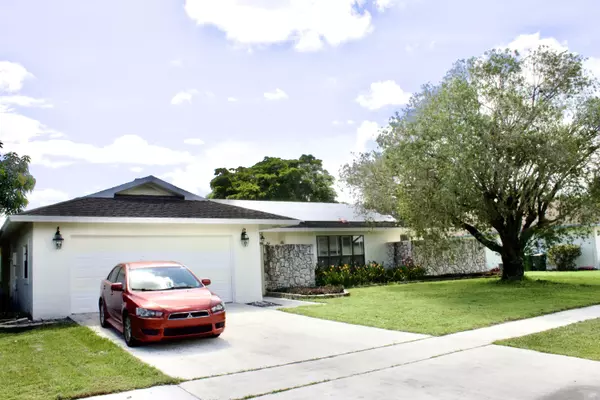 1008 Summerwood CIR, Wellington, FL 33414