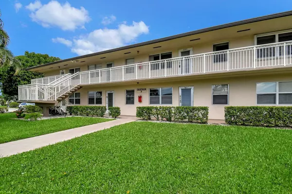 327 Chatham P, West Palm Beach, FL 33417