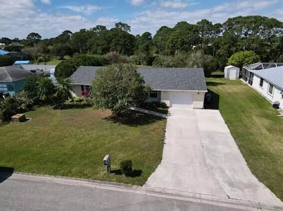 1422 SE Arenson LN, Port Saint Lucie, FL 34952