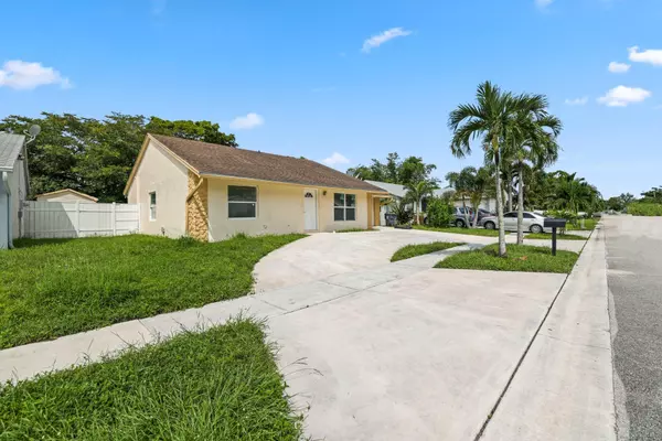 Lake Worth, FL 33463,6009 Triphammer RD